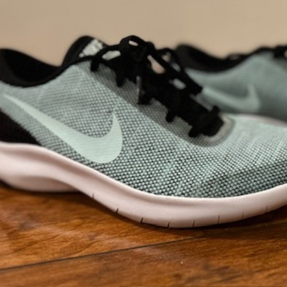 Womens 8.5 Nike Teal & White Running Sneakers